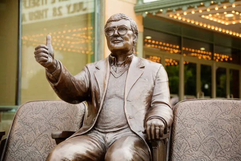 Una estatua dando un pulgar hacia arriba