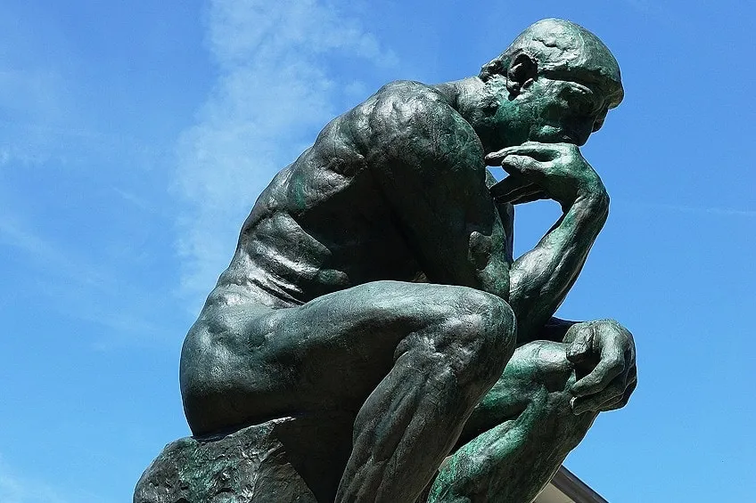 Una estatua en posición pensante