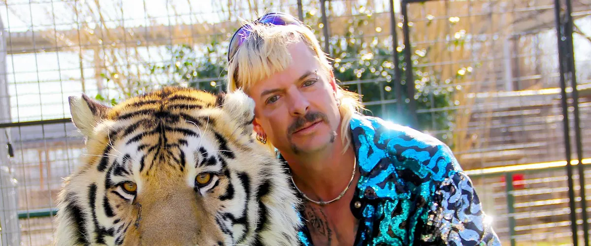 Un tipo extravagante con un tigre