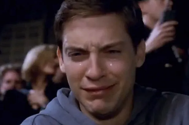 Peter Parker de Spiderman llorando