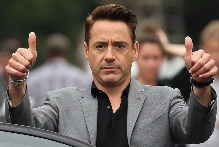 Robert Downey Jr. haciendo un signo de ok con sus manos