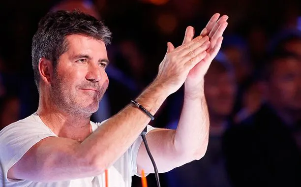 Simon Cowell aplaudiendo
