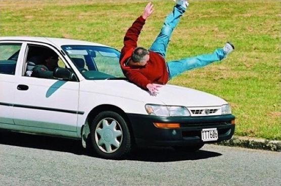 Un hombre siendo golpeado por un coche