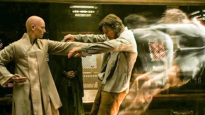 El cuerpo astral del Doctor Strange siendo expulsado de su cuerpo físico por la Anciana