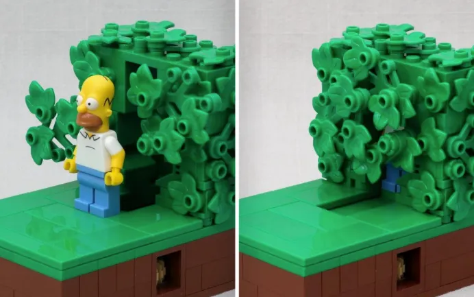 El meme clásico de Homer en el arbusto, pero en lego