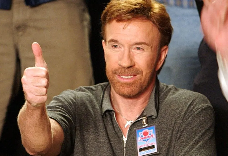 Chuck Norris dando el pulgar hacia arriba en Dodgeball